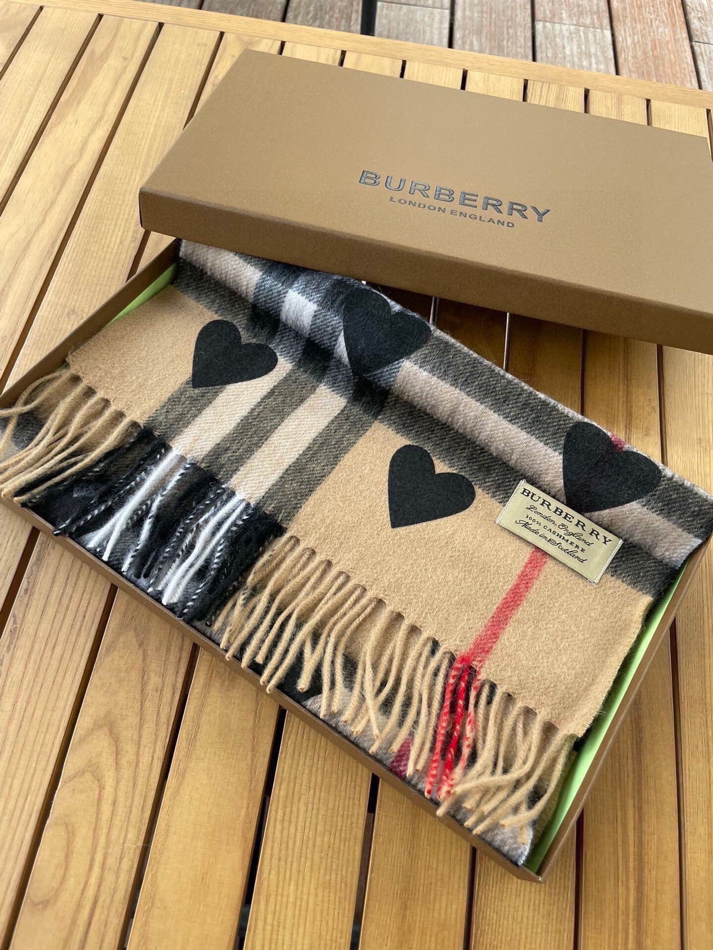 🆕【Bur · 经典♥️桃心】一年四季皆可使用的单品,而且是衣柜不止一条的专属,出镜率No. 1,巴宝莉羊绒围巾奉上无论 🆕【Bur · 经典♥️桃心】一年四季皆可使用的单品,而且是衣柜不止一条的专属,出镜率No. 1,巴宝莉羊绒围巾奉上无论