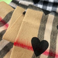 🆕【Bur · 经典♥️桃心】一年四季皆可使用的单品,而且是衣柜不止一条的专属,出镜率No. 1,巴宝莉羊绒围巾奉上无论 🆕【Bur · 经典♥️桃心】一年四季皆可使用的单品,而且是衣柜不止一条的专属,出镜率No. 1,巴宝莉羊绒围巾奉上无论