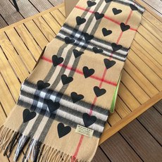 🆕【Bur · 经典♥️桃心】一年四季皆可使用的单品,而且是衣柜不止一条的专属,出镜率No. 1,巴宝莉羊绒围巾奉上无论 🆕【Bur · 经典♥️桃心】一年四季皆可使用的单品,而且是衣柜不止一条的专属,出镜率No. 1,巴宝莉羊绒围巾奉上无论