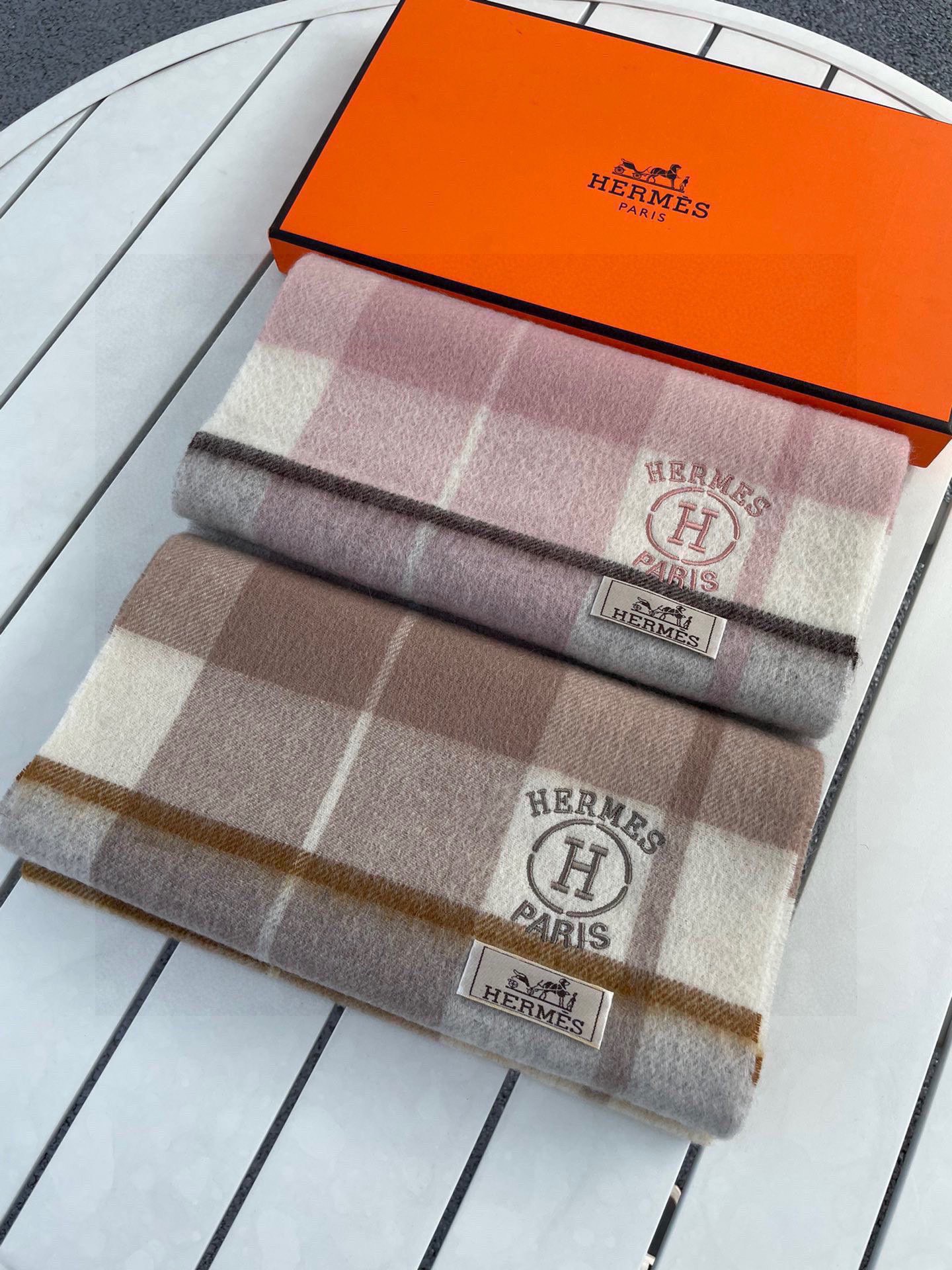 🆕Hermes · 爱马仕女士经典格子拼接🎊重磅推荐💥 100%顶级山羊绒材质🔥非常保暖👑 柔软亲肤，不扎脖😍经典双面设