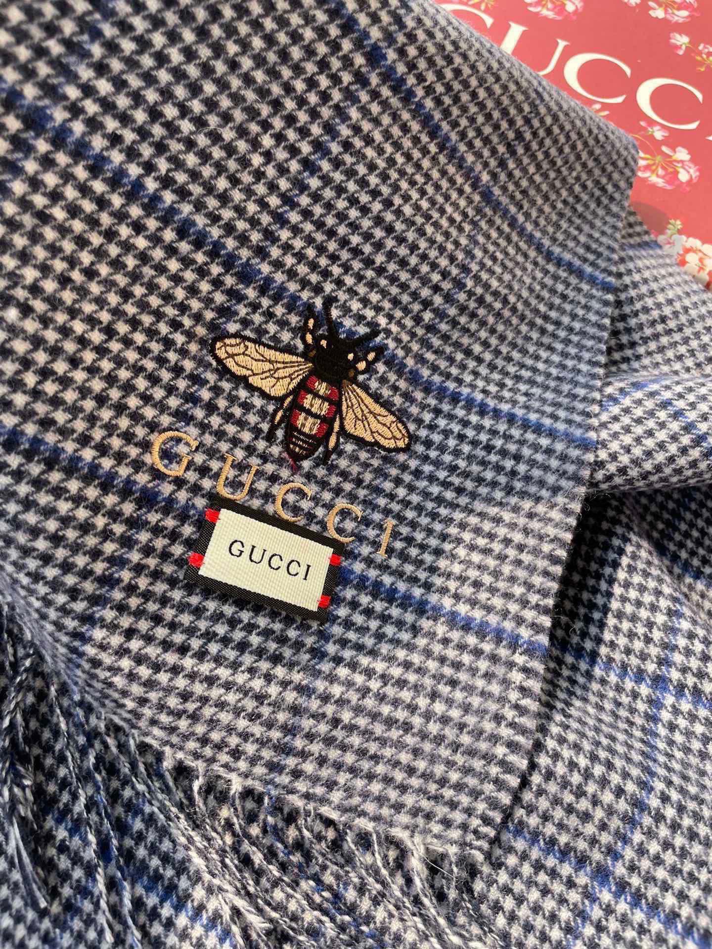 古奇（Gucci）小蜜蜂巴黎时装展男女同款羊绒围巾！采用蒙古高原细羊绒！手感满满地都是细腻的绒毛！这个价格绝对百分之百的