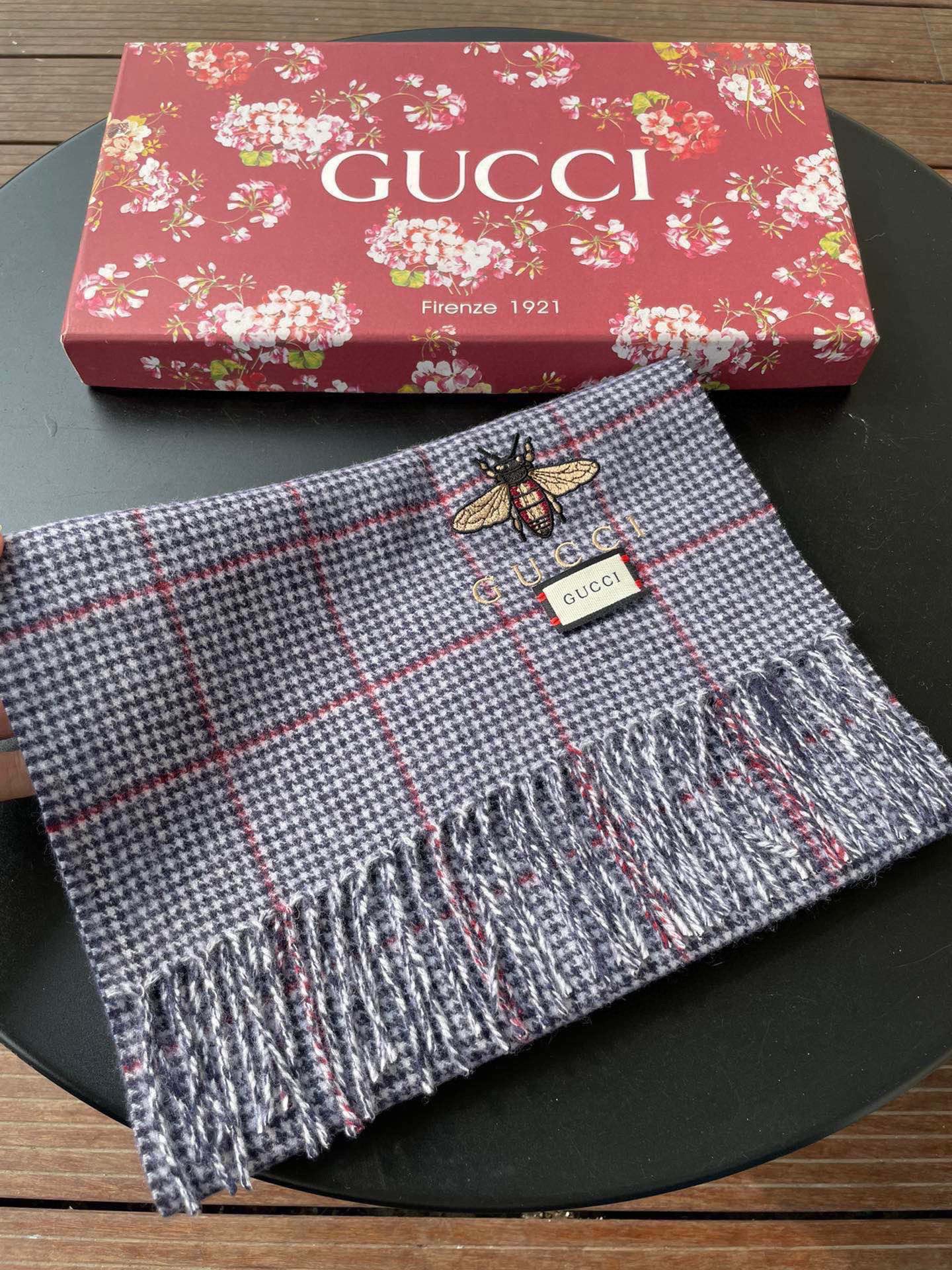 古奇（Gucci）小蜜蜂巴黎时装展男女同款羊绒围巾！采用蒙古高原细羊绒！手感满满地都是细腻的绒毛！这个价格绝对百分之百的
