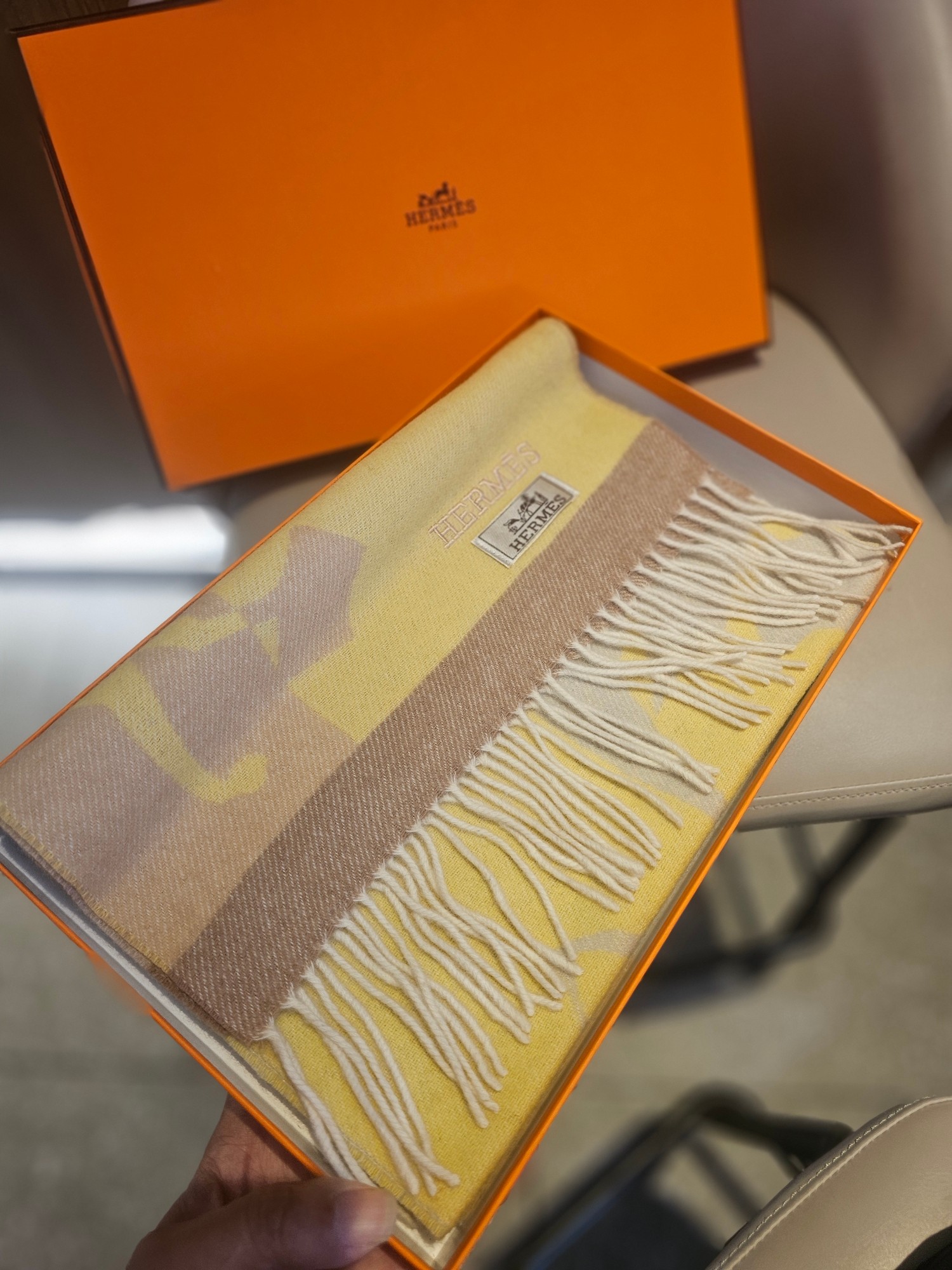 新款爱马仕双面围巾❗好看的要疯掉了，太有型太有魅力了❗❗非常斯文时尚的秋冬单品！真的很喜欢，非常Classical的男款