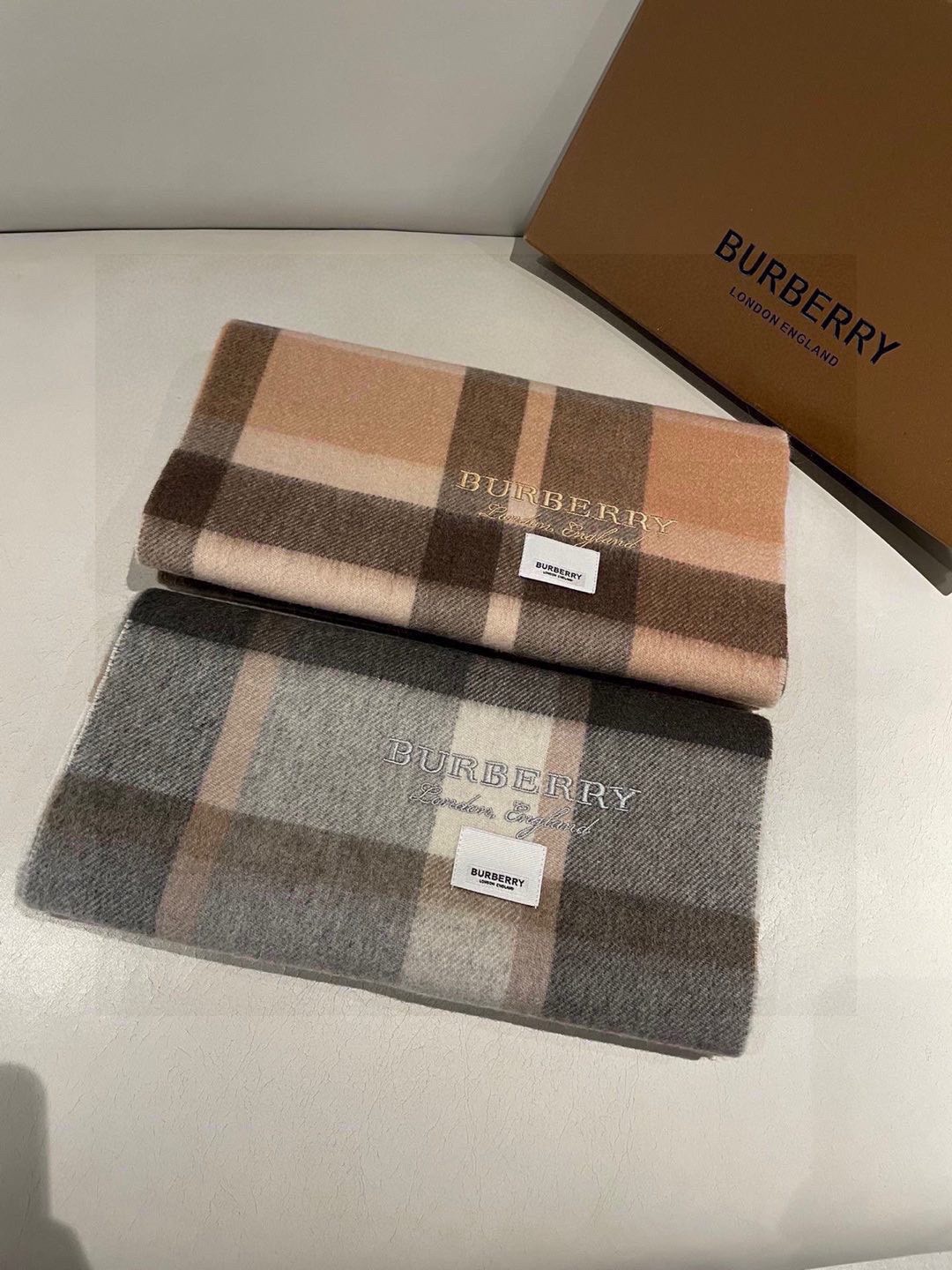 巴宝莉BURBERRY字母专柜款❗️ 顶级出口尾单刺绣👍货不多，下手一定要快，真心美的让人非常非常心动  上身效果简直美