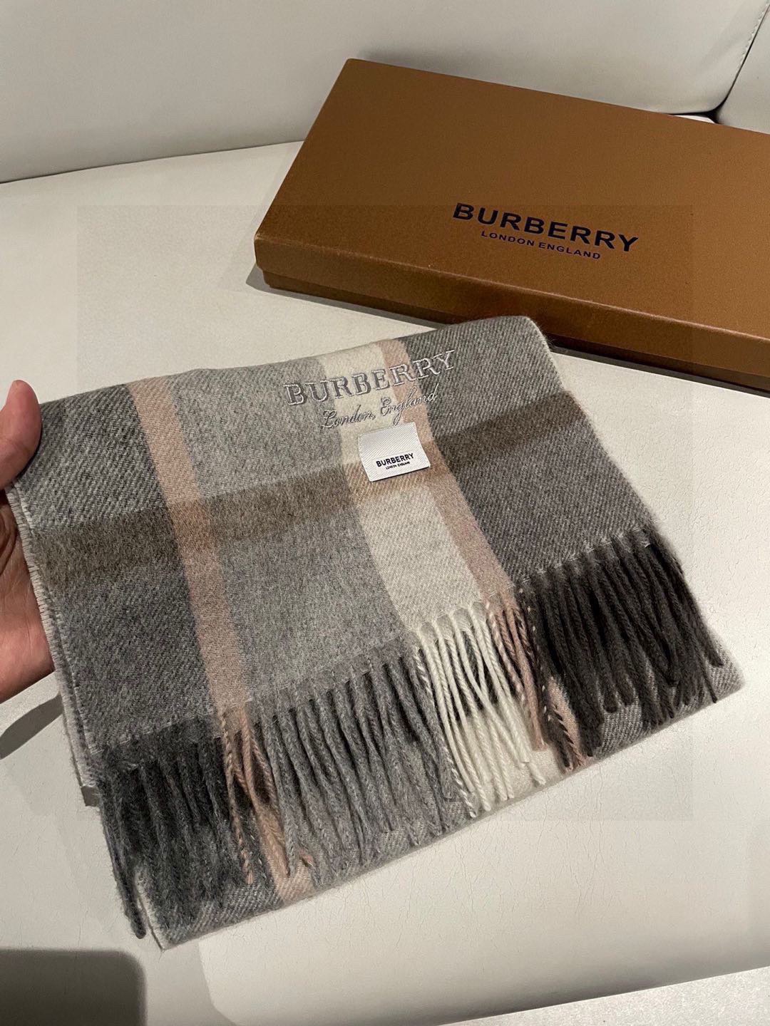 巴宝莉BURBERRY字母专柜款❗️ 顶级出口尾单刺绣👍货不多，下手一定要快，真心美的让人非常非常心动  上身效果简直美
