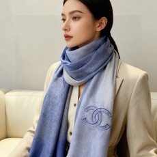 香奈儿顶级旷世绝美👼,👏小香风绝美百搭款💋专柜限量哦‼有钱都很难订到💛💙💜顶级纯羊绒,品质上乘✨精美LOGO刺绣送人自用 香奈儿顶级旷世绝美👼,👏小香风绝美百搭款💋专柜限量哦‼有钱都很难订到💛💙💜顶级纯羊绒,品质上乘✨精美LOGO刺绣送人自用