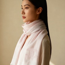 香奈儿顶级旷世绝美👼,👏小香风绝美百搭款💋专柜限量哦‼有钱都很难订到💛💙💜顶级纯羊绒,品质上乘✨精美LOGO刺绣送人自用 香奈儿顶级旷世绝美👼,👏小香风绝美百搭款💋专柜限量哦‼有钱都很难订到💛💙💜顶级纯羊绒,品质上乘✨精美LOGO刺绣送人自用