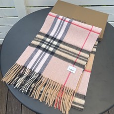 巴宝莉 𝐁𝐔𝐑𝐁𝐄𝐑𝐑𝐘格纹驼色拼接,B家羊绒拼色围巾奉上🈚️论男女都可用! 错色搭配也是近年来的风潮 可供配套多种颜色 巴宝莉 𝐁𝐔𝐑𝐁𝐄𝐑𝐑𝐘格纹驼色拼接,B家羊绒拼色围巾奉上🈚️论男女都可用! 错色搭配也是近年来的风潮 可供配套多种颜色