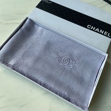 香奈儿chanel顶级旷世绝美👼,👏小香风绝美百搭款💋专柜限量哦‼有钱都很难订到💛💙💜顶级纯羊绒,品质上乘✨精美LOGO 香奈儿chanel顶级旷世绝美👼,👏小香风绝美百搭款💋专柜限量哦‼有钱都很难订到💛💙💜顶级纯羊绒,品质上乘✨精美LOGO