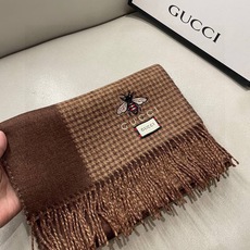 古奇Gucci专柜🐝双面羊绒围巾🧣💪🏻打造今年秋最冬美的💁 拼色的纹条设计💋搭配下时最流行的小蜜蜂元素😘时 古奇Gucci专柜🐝双面羊绒围巾🧣💪🏻打造今年秋最冬美的💁 拼色的纹条设计💋搭配下时最流行的小蜜蜂元素😘时