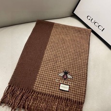 古奇Gucci专柜🐝双面羊绒围巾🧣💪🏻打造今年秋最冬美的💁 拼色的纹条设计💋搭配下时最流行的小蜜蜂元素😘时 古奇Gucci专柜🐝双面羊绒围巾🧣💪🏻打造今年秋最冬美的💁 拼色的纹条设计💋搭配下时最流行的小蜜蜂元素😘时