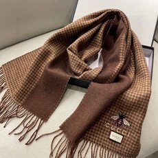 古奇Gucci专柜🐝双面羊绒围巾🧣💪🏻打造今年秋最冬美的💁 拼色的纹条设计💋搭配下时最流行的小蜜蜂元素😘时 古奇Gucci专柜🐝双面羊绒围巾🧣💪🏻打造今年秋最冬美的💁 拼色的纹条设计💋搭配下时最流行的小蜜蜂元素😘时