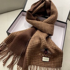 古奇Gucci专柜🐝双面羊绒围巾🧣💪🏻打造今年秋最冬美的💁 拼色的纹条设计💋搭配下时最流行的小蜜蜂元素😘时 古奇Gucci专柜🐝双面羊绒围巾🧣💪🏻打造今年秋最冬美的💁 拼色的纹条设计💋搭配下时最流行的小蜜蜂元素😘时