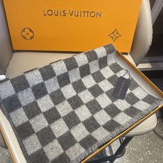 最新棋盘格元素情侣款❗️现在晒图的还比较少,刚出的新款,等再过几周马上会刷爆了🔥凹造型又保暖👍Lv最新秋冬款,相信我,真 最新棋盘格元素情侣款❗️现在晒图的还比较少,刚出的新款,等再过几周马上会刷爆了🔥凹造型又保暖👍Lv最新秋冬款,相信我,真