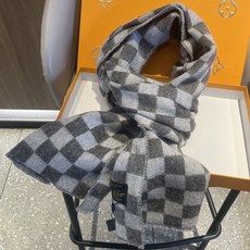 最新棋盘格元素情侣款❗️现在晒图的还比较少,刚出的新款,等再过几周马上会刷爆了🔥凹造型又保暖👍Lv最新秋冬款,相信我,真 最新棋盘格元素情侣款❗️现在晒图的还比较少,刚出的新款,等再过几周马上会刷爆了🔥凹造型又保暖👍Lv最新秋冬款,相信我,真