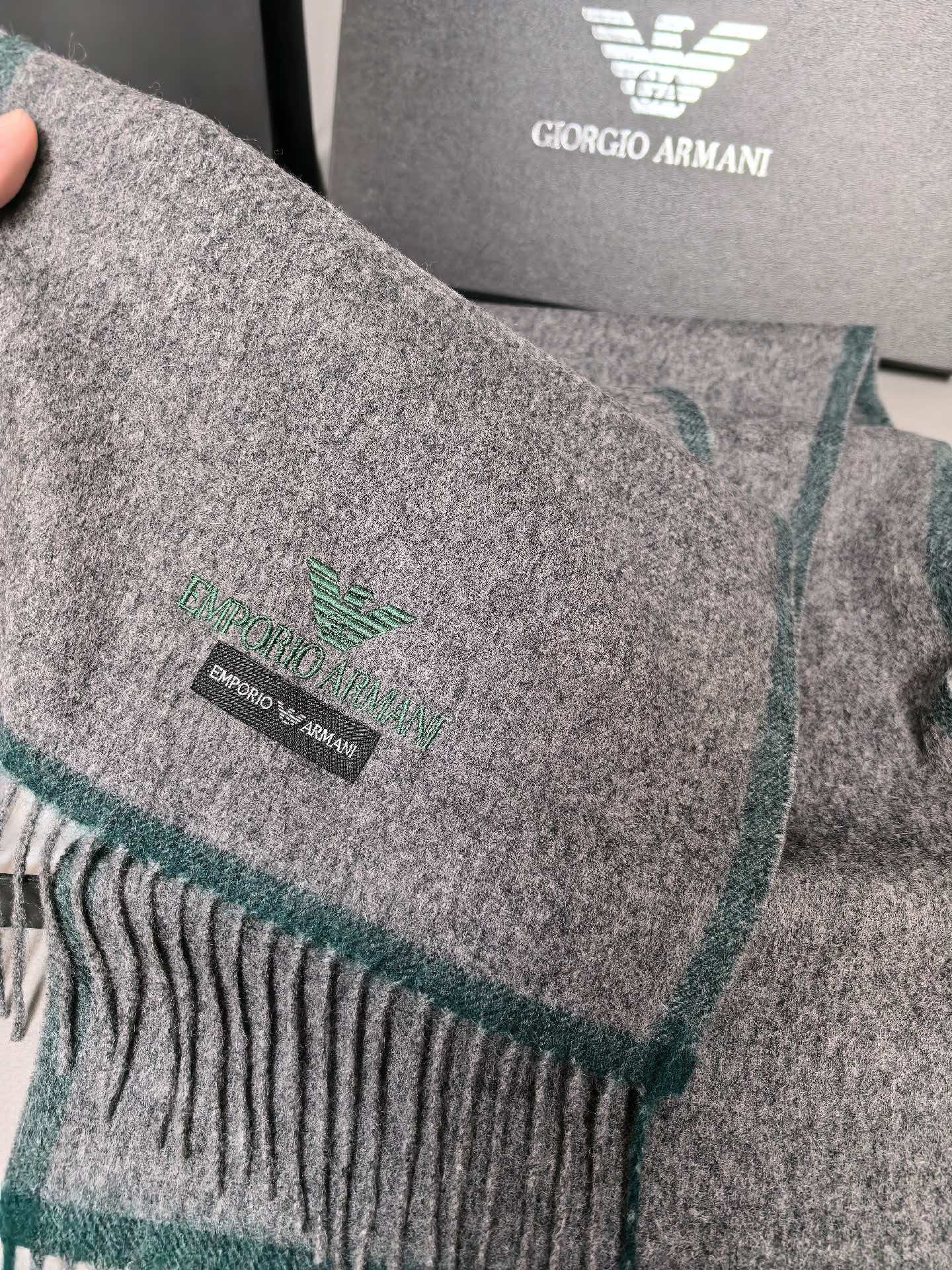 新款阿玛尼海外专柜条纹拼色最新男士羊羔毛围巾～惊爆上架🎉国内专柜都没上架，从款式到面料都很赞🎻，经典的条纹图案，难得少见
