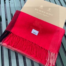 ☀️巴宝莉经典格子万年款,bbr战马刺绣🪡经典【大格披肩】品质手感好到不行‼️100%羊羔绒♨️高尖端产物⚠️绝对令人尖 ☀️巴宝莉经典格子万年款,bbr战马刺绣🪡经典【大格披肩】品质手感好到不行‼️100%羊羔绒♨️高尖端产物⚠️绝对令人尖
