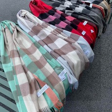 ☀️巴宝莉经典格子万年款,bbr战马刺绣🪡经典【大格披肩】品质手感好到不行‼️100%羊羔绒♨️高尖端产物⚠️绝对令人尖 ☀️巴宝莉经典格子万年款,bbr战马刺绣🪡经典【大格披肩】品质手感好到不行‼️100%羊羔绒♨️高尖端产物⚠️绝对令人尖