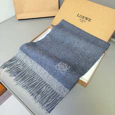 新款Loewe罗意威新品多色拼接围巾❗️斯德哥尔摩的温暖色彩,第一眼便爱上,超高颜值,梦幻配色❗️Loewe的围巾总是让 新款Loewe罗意威新品多色拼接围巾❗️斯德哥尔摩的温暖色彩,第一眼便爱上,超高颜值,梦幻配色❗️Loewe的围巾总是让