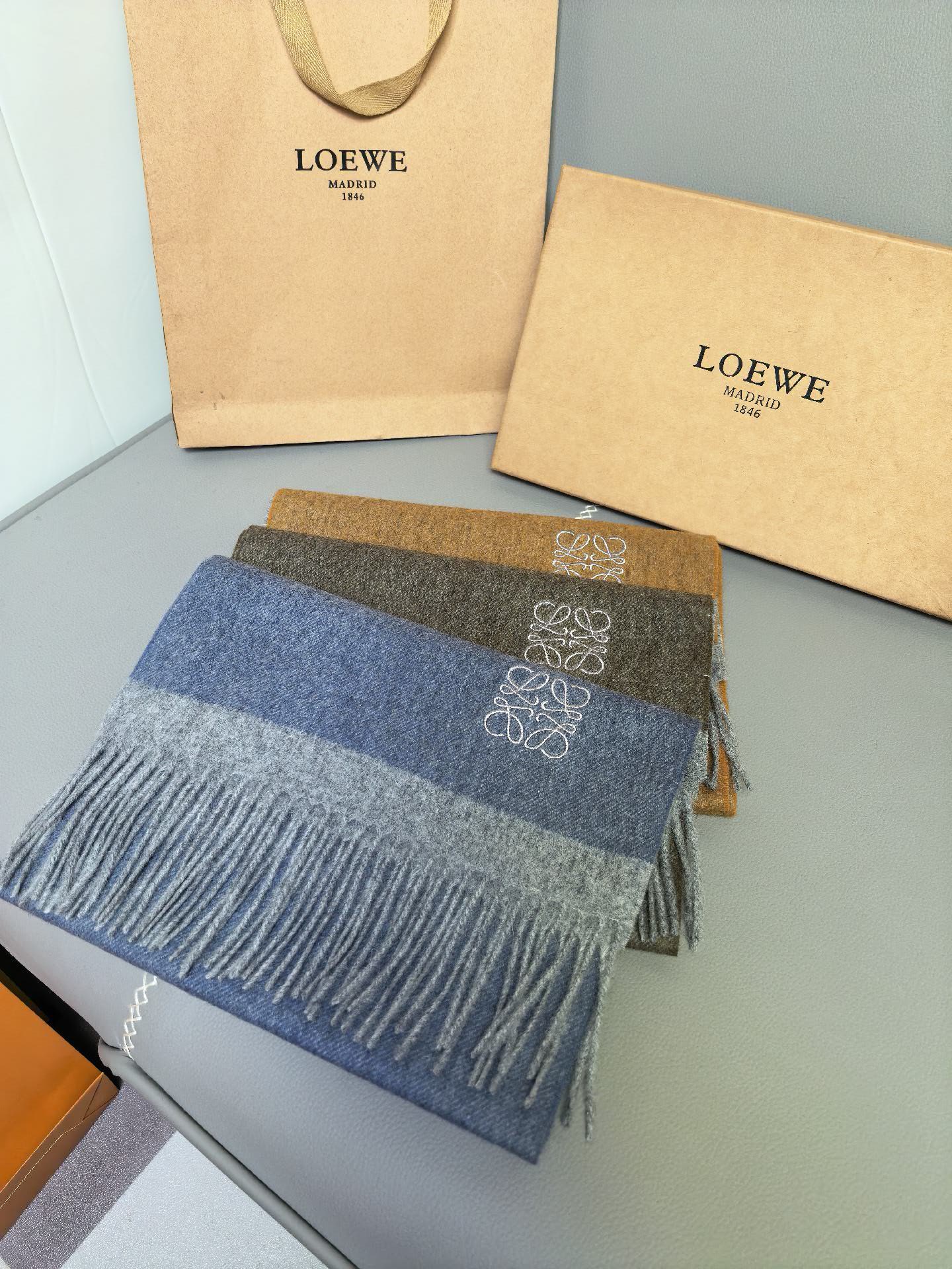 新款Loewe罗意威新品多色拼接围巾❗️斯德哥尔摩的温暖色彩,第一眼便爱上,超高颜值,梦幻配色❗️Loewe的围巾总是让 新款Loewe罗意威新品多色拼接围巾❗️斯德哥尔摩的温暖色彩,第一眼便爱上,超高颜值,梦幻配色❗️Loewe的围巾总是让