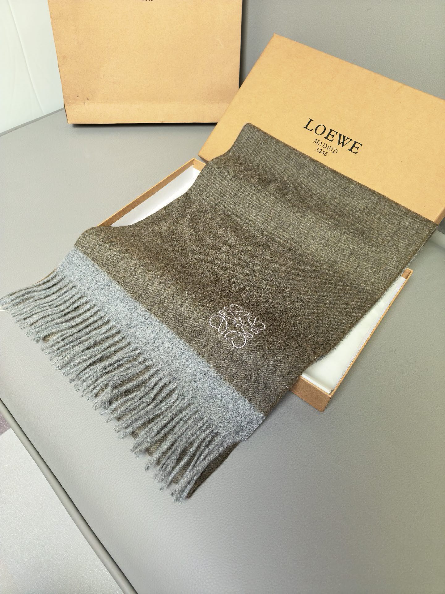 新款Loewe罗意威新品多色拼接围巾❗️斯德哥尔摩的温暖色彩,第一眼便爱上,超高颜值,梦幻配色❗️Loewe的围巾总是让 新款Loewe罗意威新品多色拼接围巾❗️斯德哥尔摩的温暖色彩,第一眼便爱上,超高颜值,梦幻配色❗️Loewe的围巾总是让