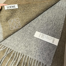 新款Loewe罗意威新品多色拼接围巾❗️斯德哥尔摩的温暖色彩,第一眼便爱上,超高颜值,梦幻配色❗️Loewe的围巾总是让 新款Loewe罗意威新品多色拼接围巾❗️斯德哥尔摩的温暖色彩,第一眼便爱上,超高颜值,梦幻配色❗️Loewe的围巾总是让