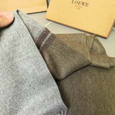 新款Loewe罗意威新品多色拼接围巾❗️斯德哥尔摩的温暖色彩,第一眼便爱上,超高颜值,梦幻配色❗️Loewe的围巾总是让 新款Loewe罗意威新品多色拼接围巾❗️斯德哥尔摩的温暖色彩,第一眼便爱上,超高颜值,梦幻配色❗️Loewe的围巾总是让