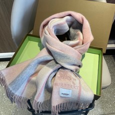 新款巴宝莉双面羊绒❗男女同款围巾且买且珍惜羊绒款😍~都是出口订单所以比较难遇❤东西讲究少而精😍好看的一定要收😎这款围巾, 新款巴宝莉双面羊绒❗男女同款围巾且买且珍惜羊绒款😍~都是出口订单所以比较难遇❤东西讲究少而精😍好看的一定要收😎这款围巾,