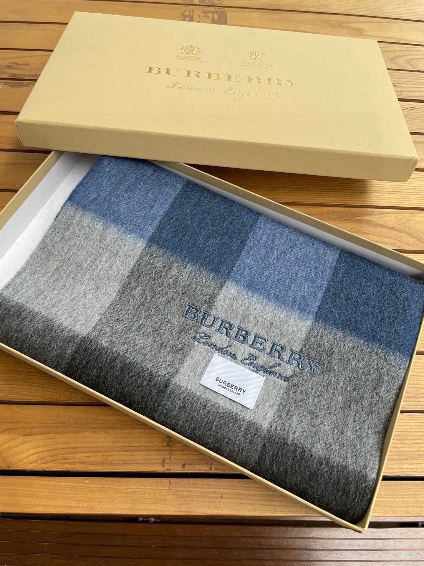 新款巴宝莉BURBERRY字母专柜款❗️ 顶级出口尾单刺绣👍货不多，下手一定要快，真心美的让人非常非常心动  上身效果简