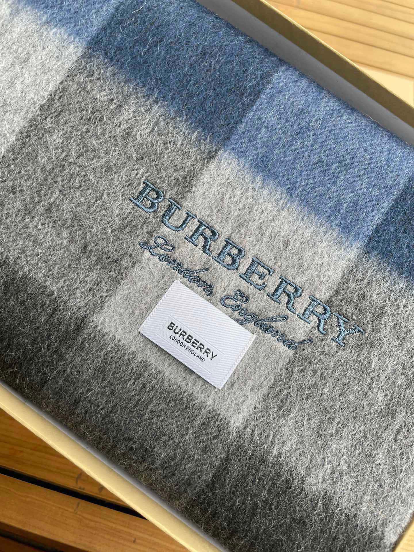 新款巴宝莉BURBERRY字母专柜款❗️ 顶级出口尾单刺绣👍货不多，下手一定要快，真心美的让人非常非常心动  上身效果简