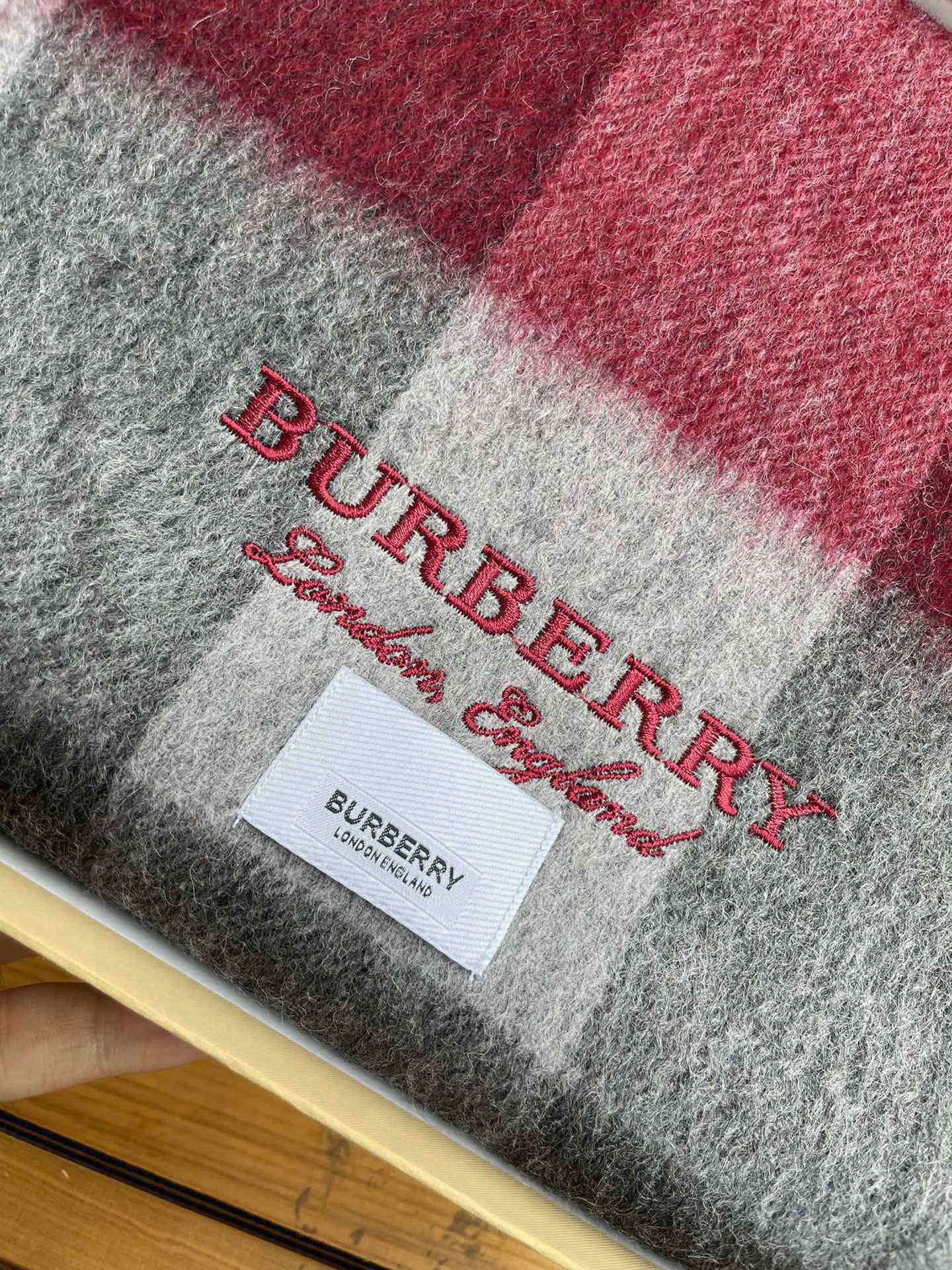 新款巴宝莉BURBERRY字母专柜款❗️ 顶级出口尾单刺绣👍货不多，下手一定要快，真心美的让人非常非常心动  上身效果简