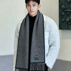 新款阿玛尼海外专柜条纹拼色最新男士羊羔毛围巾~惊爆上架🎉国内专柜都没上架,从款式到面料都很赞🎻,经典的条纹图案,难得少见 新款阿玛尼海外专柜条纹拼色最新男士羊羔毛围巾~惊爆上架🎉国内专柜都没上架,从款式到面料都很赞🎻,经典的条纹图案,难得少见