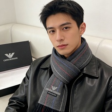 阿玛尼海外专柜条纹拼色最新男士羊羔毛围巾~惊爆上架🎉国内专柜都没上架,从款式到面料都很赞🎻,经典的条纹图案,难得少见的羊 阿玛尼海外专柜条纹拼色最新男士羊羔毛围巾~惊爆上架🎉国内专柜都没上架,从款式到面料都很赞🎻,经典的条纹图案,难得少见的羊