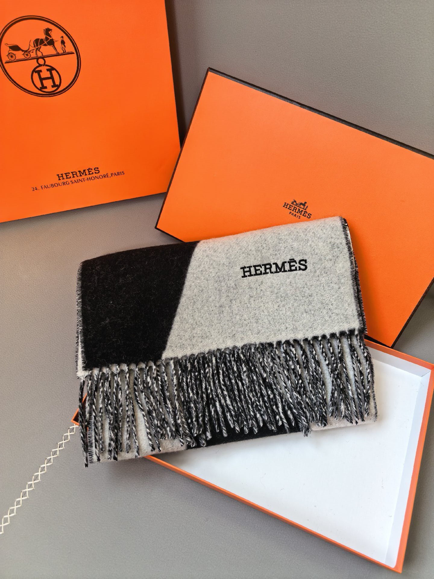 新款Hermes · 爱马仕，难得一见的温柔配色，低调又不失优雅❗️】重点推荐❗️双边配色，一条围巾两种风格搭配，高级舒