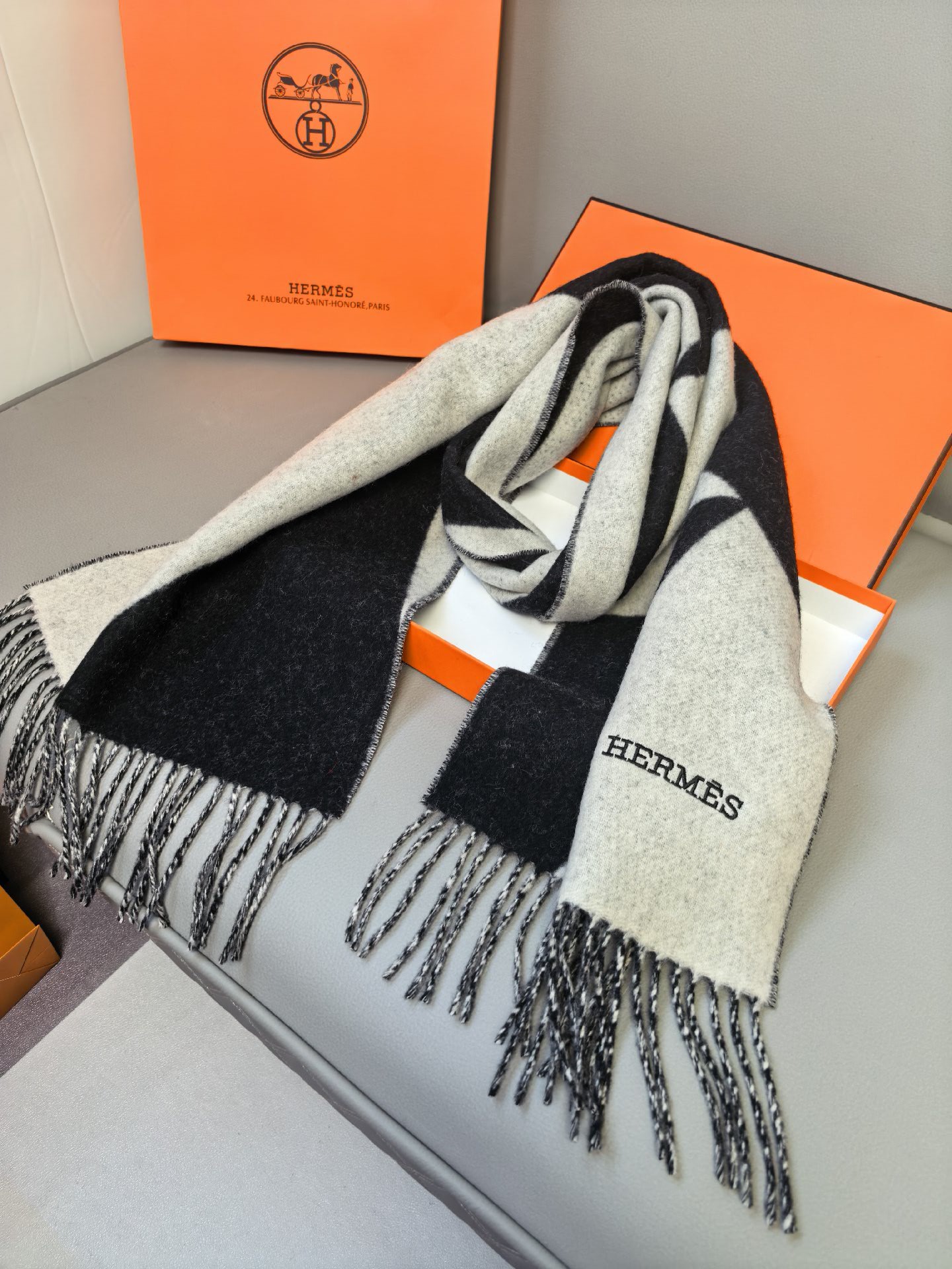 新款Hermes · 爱马仕，难得一见的温柔配色，低调又不失优雅❗️】重点推荐❗️双边配色，一条围巾两种风格搭配，高级舒