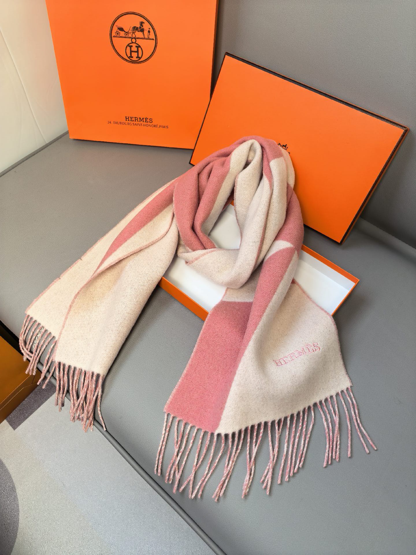 新款Hermes · 爱马仕，难得一见的温柔配色，低调又不失优雅❗️】重点推荐❗️双边配色，一条围巾两种风格搭配，高级舒