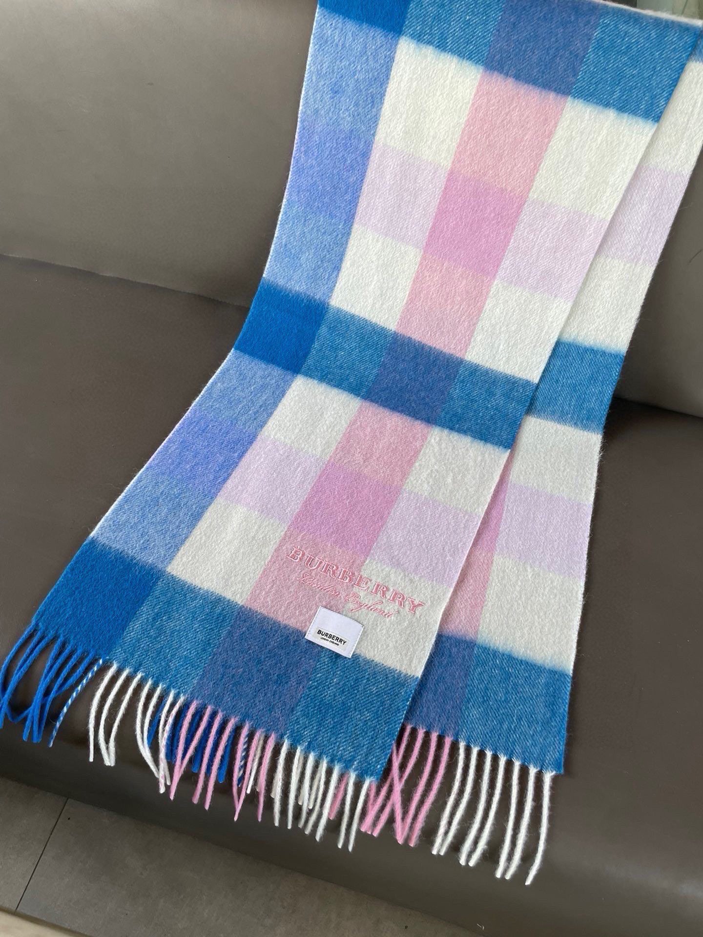 巴宝莉高品质进口羊绒字母logo刺绣围巾 惊爆上架 海外专柜最新男士女士情侣 羊绒围巾 国内专柜都没上架 从款式到面料都