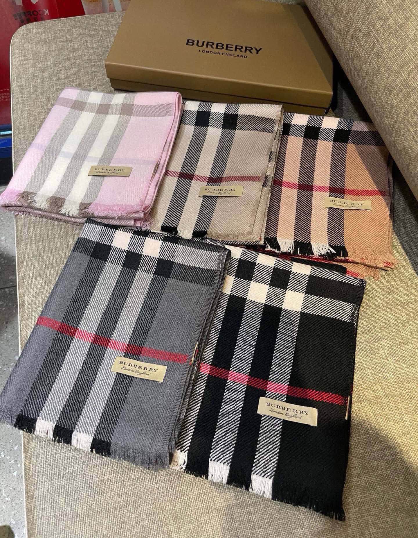 同步官网,巴宝莉经典时尚的情怀。日常时髦实用款】Burberry新款,真的无敌时髦百搭!!独有的格调,这才是大牌最迷人的 同步官网,巴宝莉经典时尚的情怀。日常时髦实用款】Burberry新款,真的无敌时髦百搭!!独有的格调,这才是大牌最迷人的
