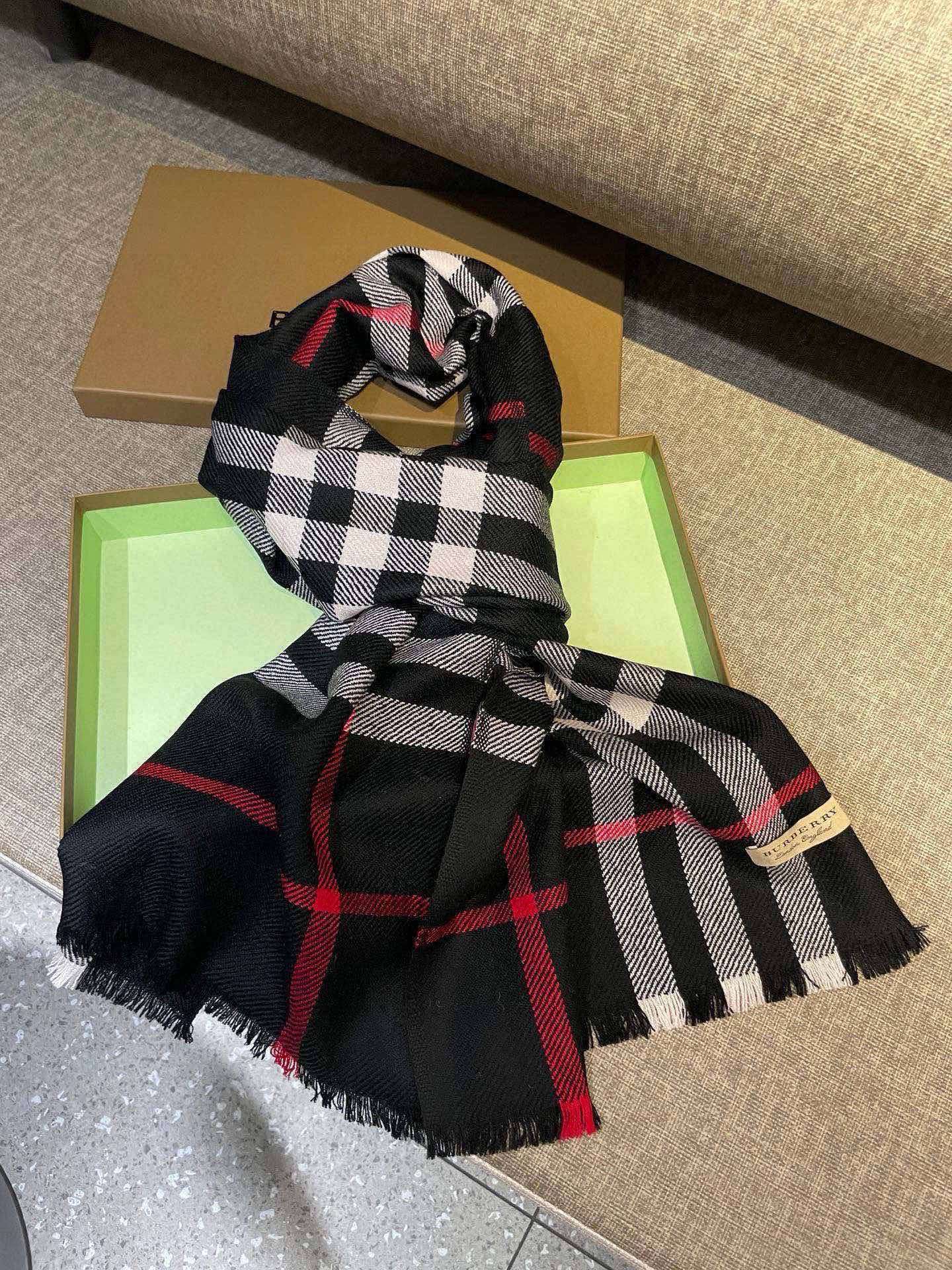 同步官网,巴宝莉经典时尚的情怀。日常时髦实用款】Burberry新款,真的无敌时髦百搭!!独有的格调,这才是大牌最迷人的 同步官网,巴宝莉经典时尚的情怀。日常时髦实用款】Burberry新款,真的无敌时髦百搭!!独有的格调,这才是大牌最迷人的