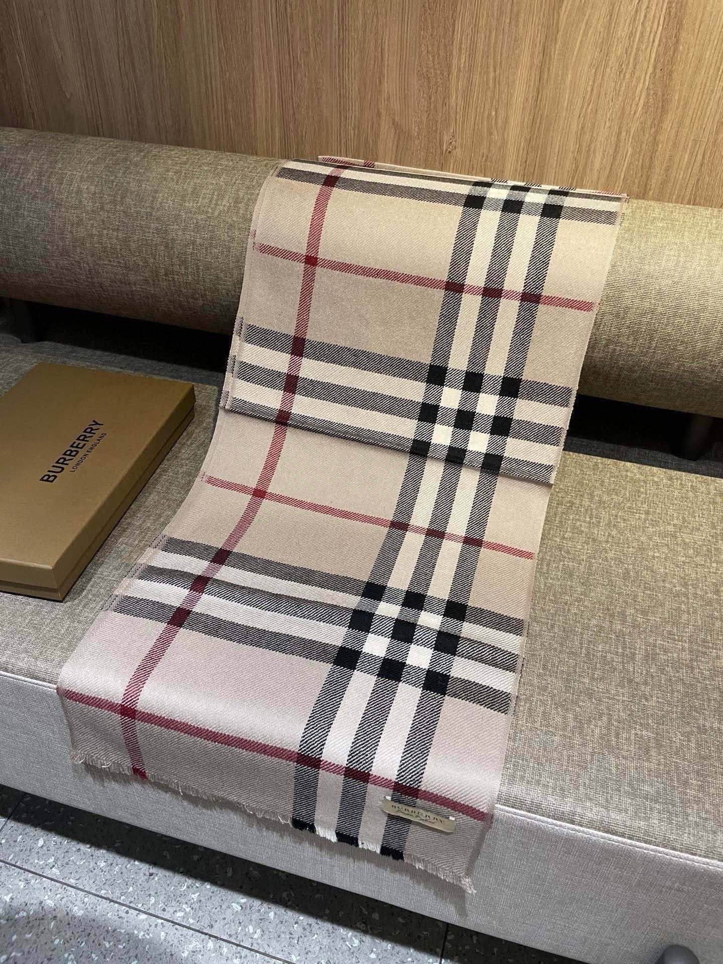 同步官网,巴宝莉经典时尚的情怀。日常时髦实用款】Burberry新款,真的无敌时髦百搭!!独有的格调,这才是大牌最迷人的 同步官网,巴宝莉经典时尚的情怀。日常时髦实用款】Burberry新款,真的无敌时髦百搭!!独有的格调,这才是大牌最迷人的
