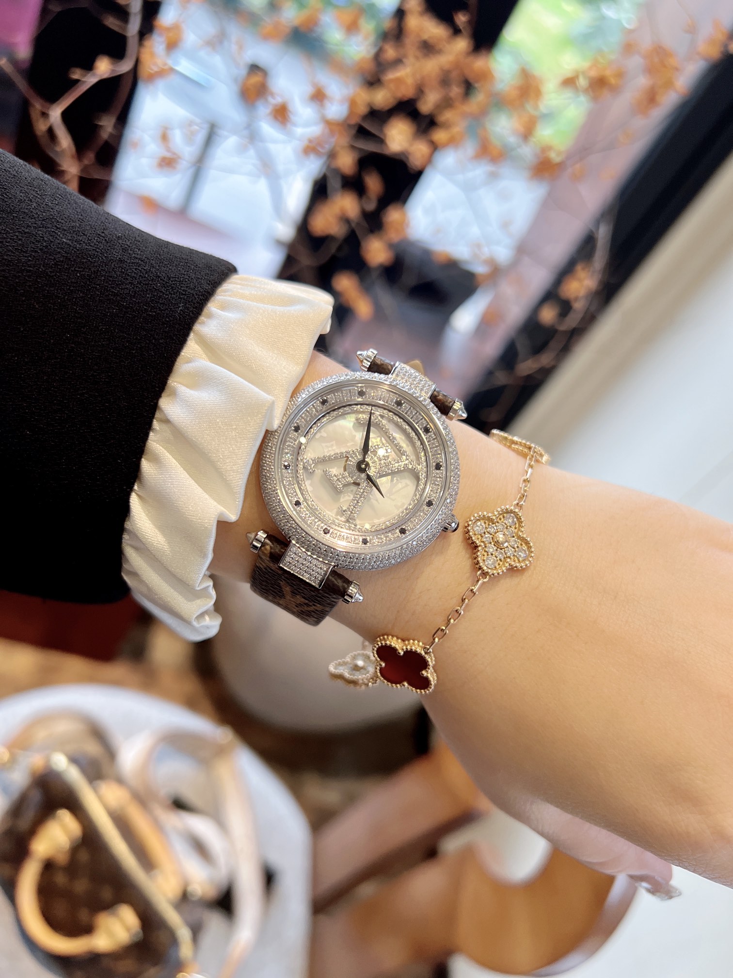 Luxury LV Watch: Elegant Design, Durable Materials, Italian Leather, Swiss Movement, Scratch-Resistant. - 图片 2