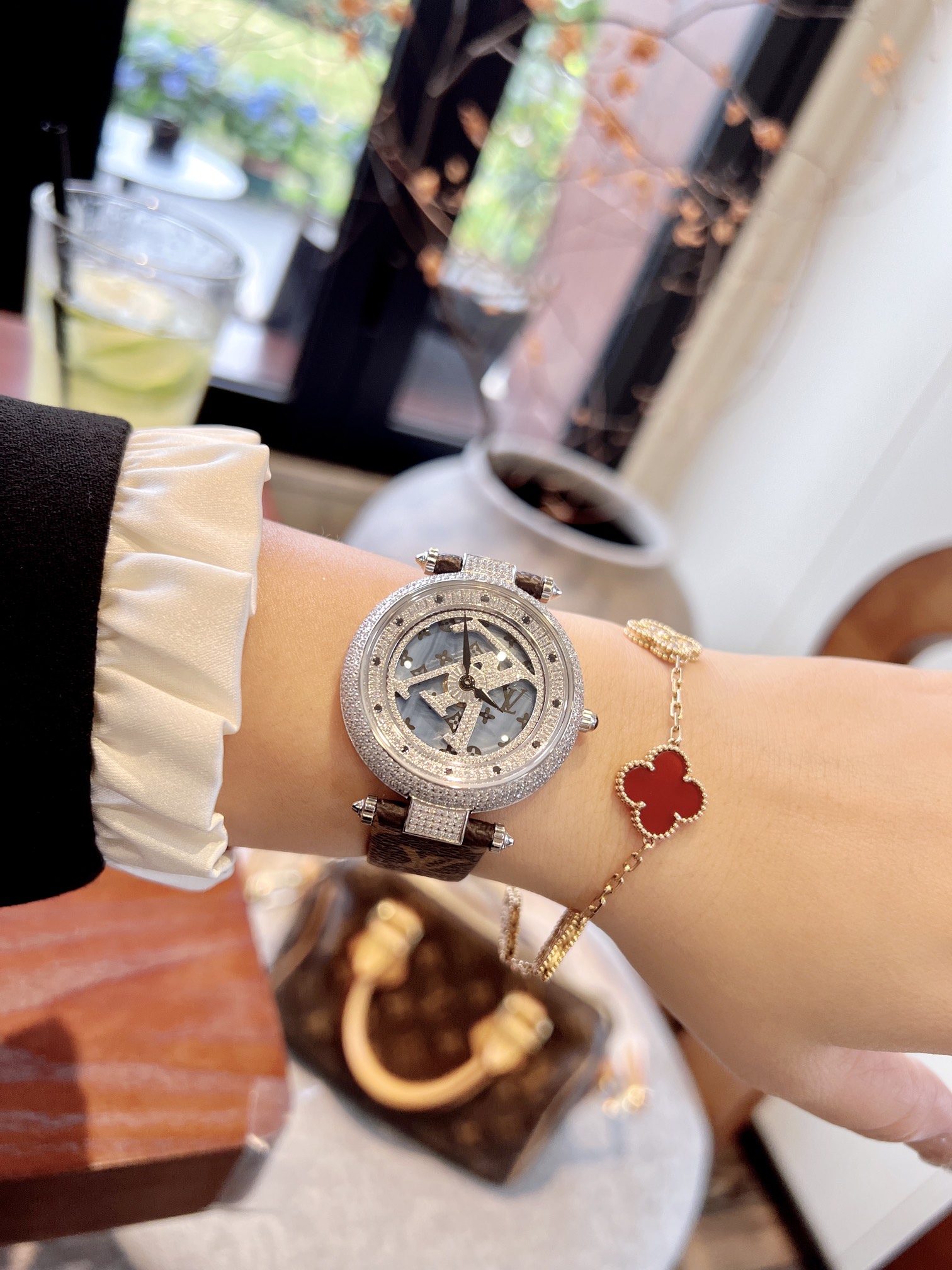 Luxury LV Watch: Elegant Design, Durable Materials, Italian Leather, Swiss Movement, Scratch-Resistant. - 图片 4