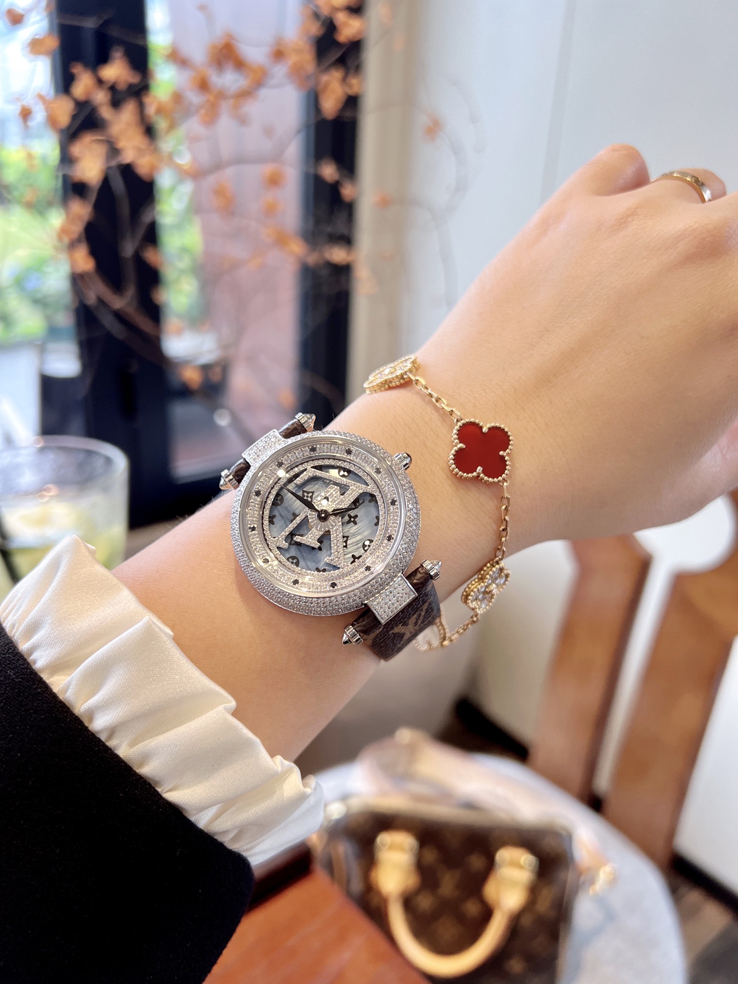 Luxury LV Watch: Elegant Design, Durable Materials, Italian Leather, Swiss Movement, Scratch-Resistant. - 图片 3