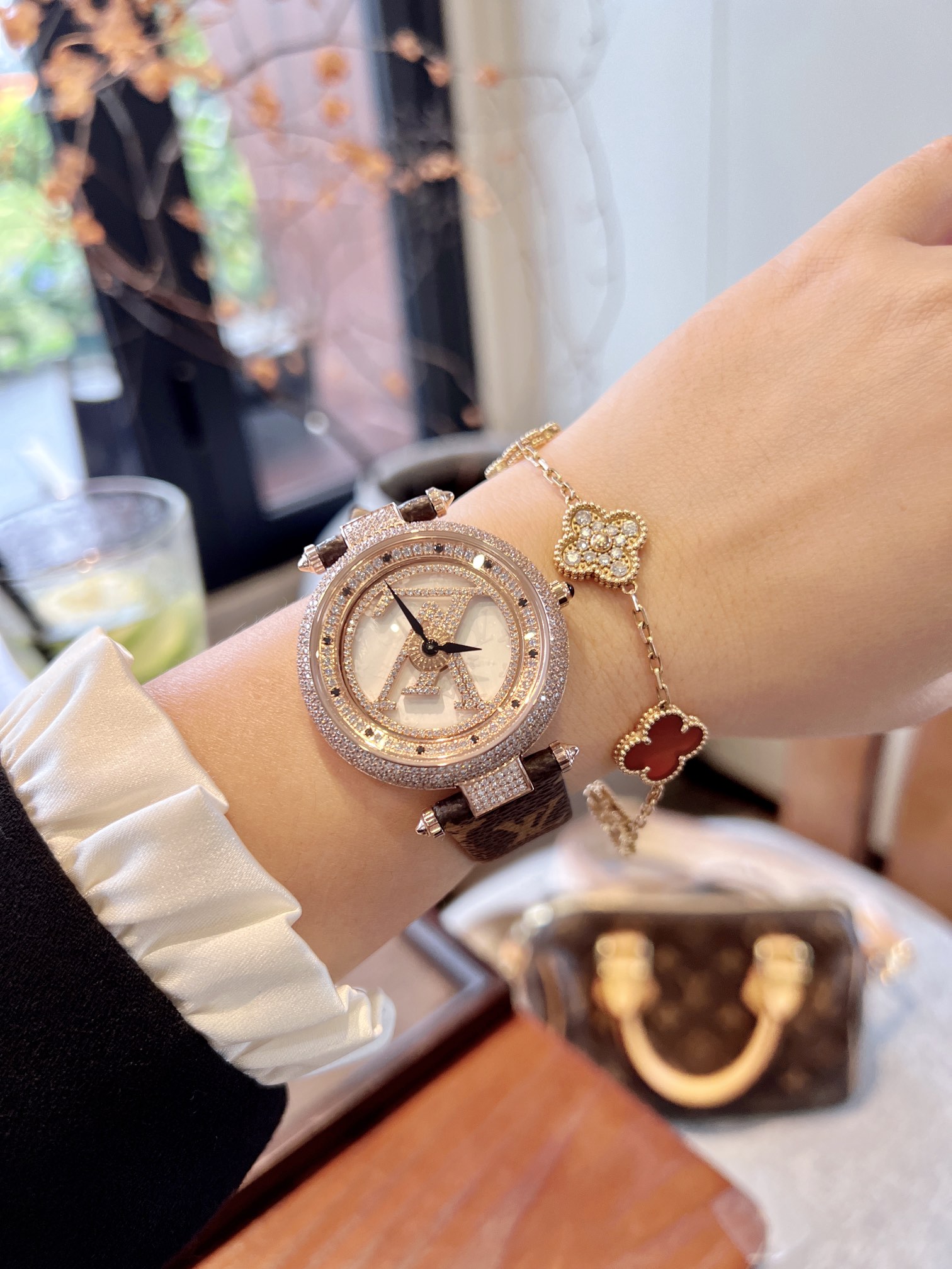 Luxury LV Watch: Elegant Design, Durable Materials, Italian Leather, Swiss Movement, Scratch-Resistant. - 图片 7
