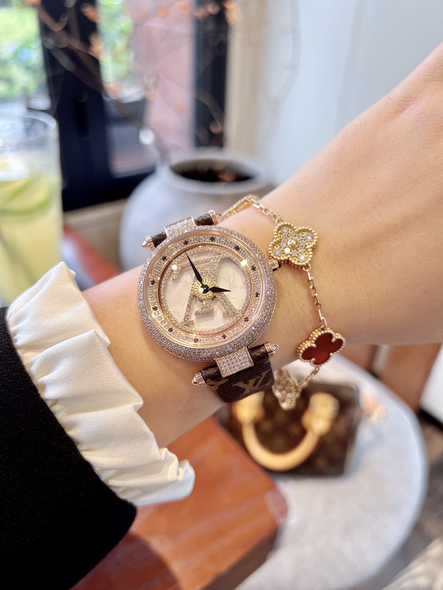 Luxury LV Watch: Elegant Design, Durable Materials, Italian Leather, Swiss Movement, Scratch-Resistant. - 图片 9