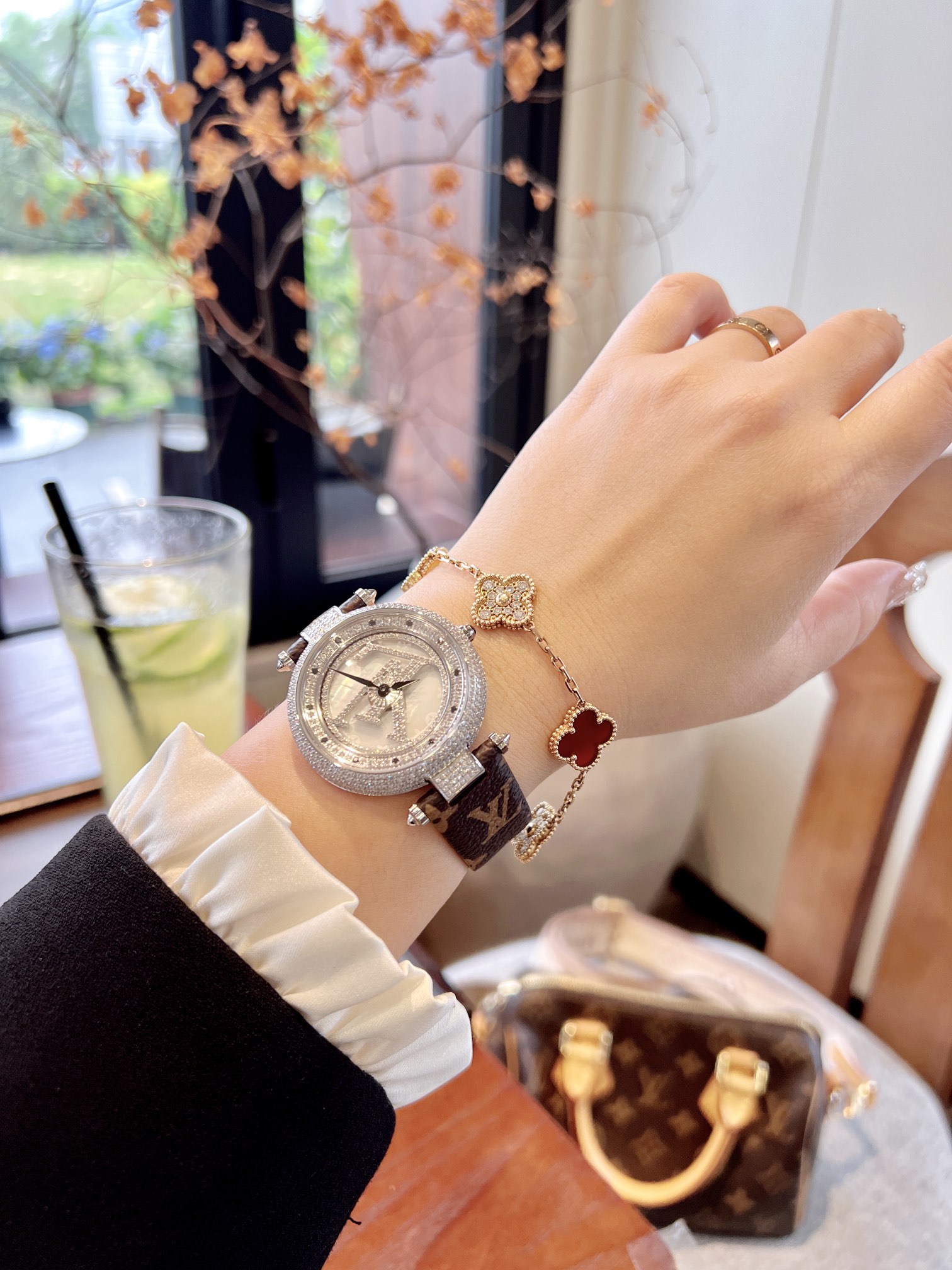Luxury LV Watch: Elegant Design, Durable Materials, Italian Leather, Swiss Movement, Scratch-Resistant. - 图片 1