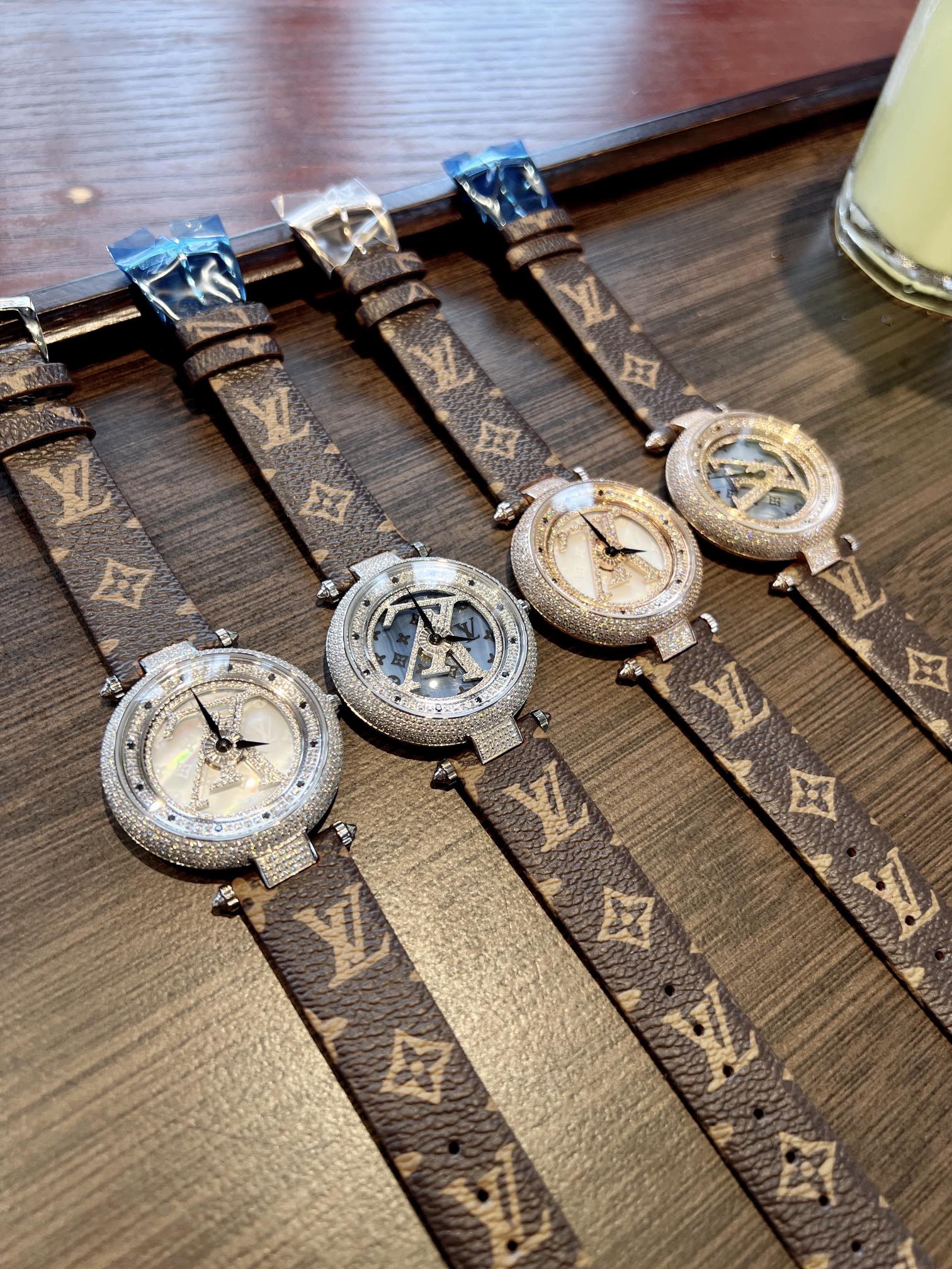Luxury LV Wristwatch: Elegant Design, Durable Materials, Timeless Style