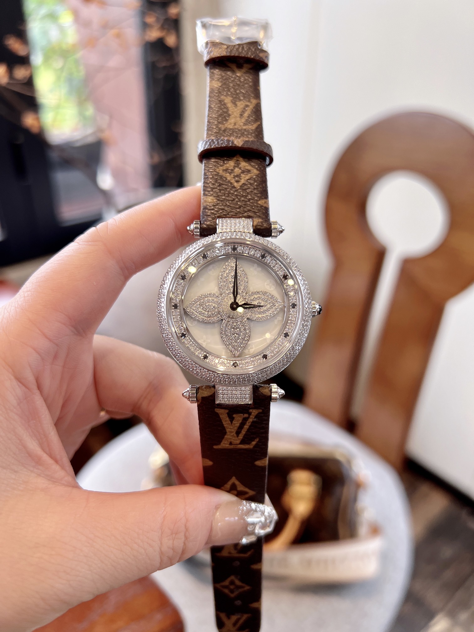 LV 1218 Wristwatch: Stylish Design, Durable Materials, Timeless Elegance, Italian Leather, Swiss Movement - 图片 5