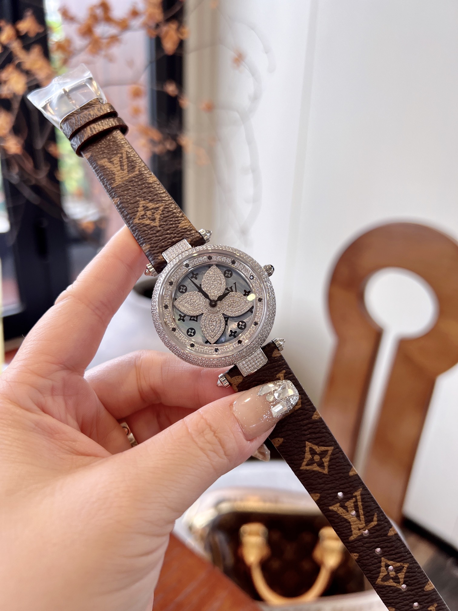 LV 1218 Wristwatch: Stylish Design, Durable Materials, Timeless Elegance, Italian Leather, Swiss Movement - 图片 2