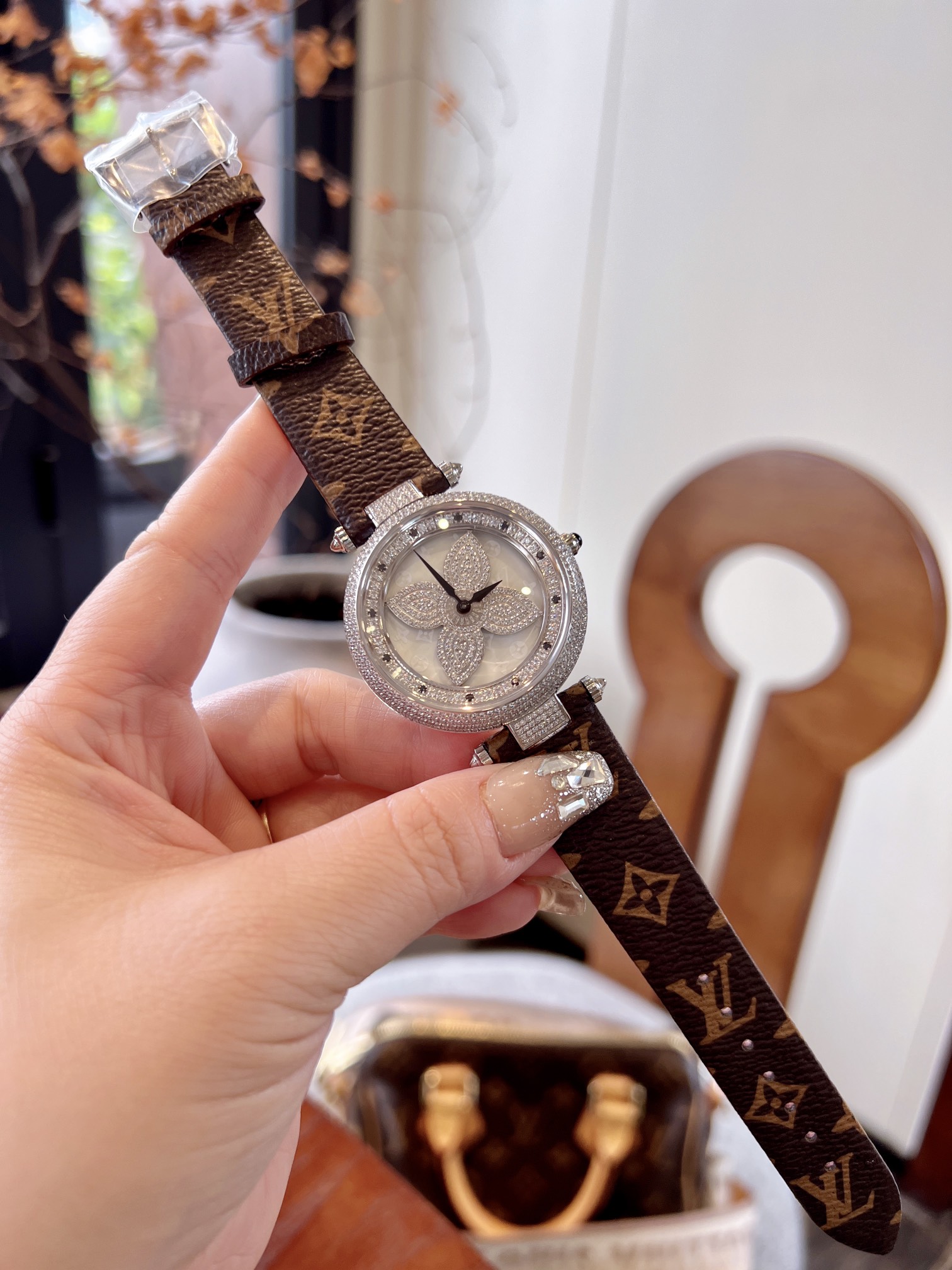 LV 1218 Wristwatch: Stylish Design, Durable Materials, Timeless Elegance, Italian Leather, Swiss Movement - 图片 1